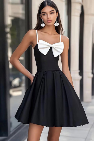 Noir et blanc satin spaghetti bretelles robe courte de graduation avec noeud